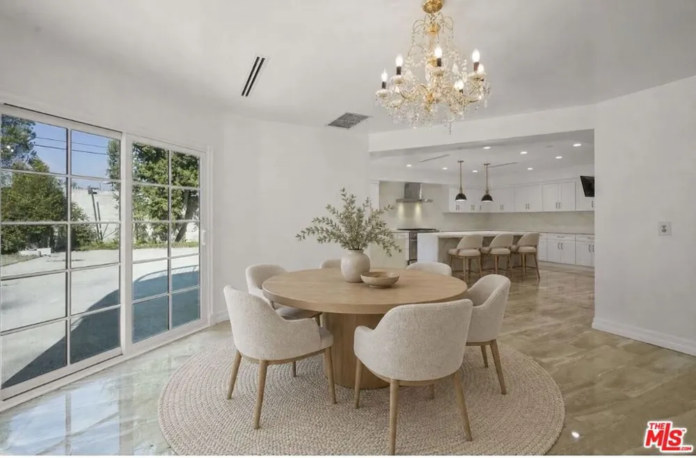 5545 Aura Avenue Tarzana, CA 91356