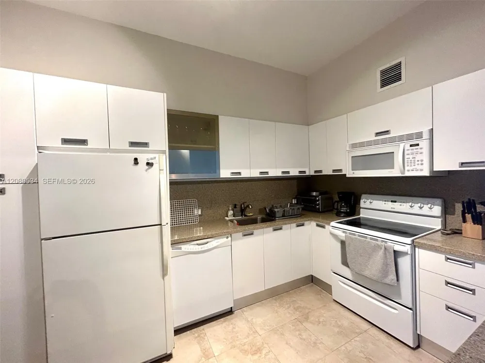 100 Bayview Dr #PH08 Sunny Isles Beach, FL 33160