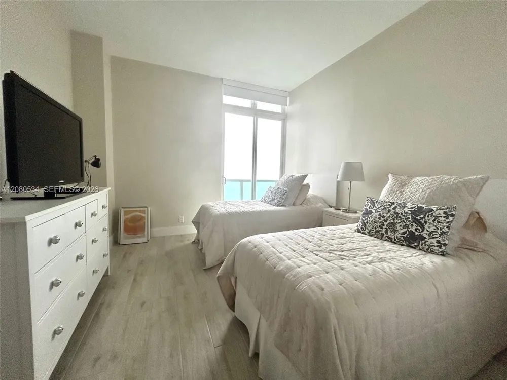 100 Bayview Dr #PH08 Sunny Isles Beach, FL 33160
