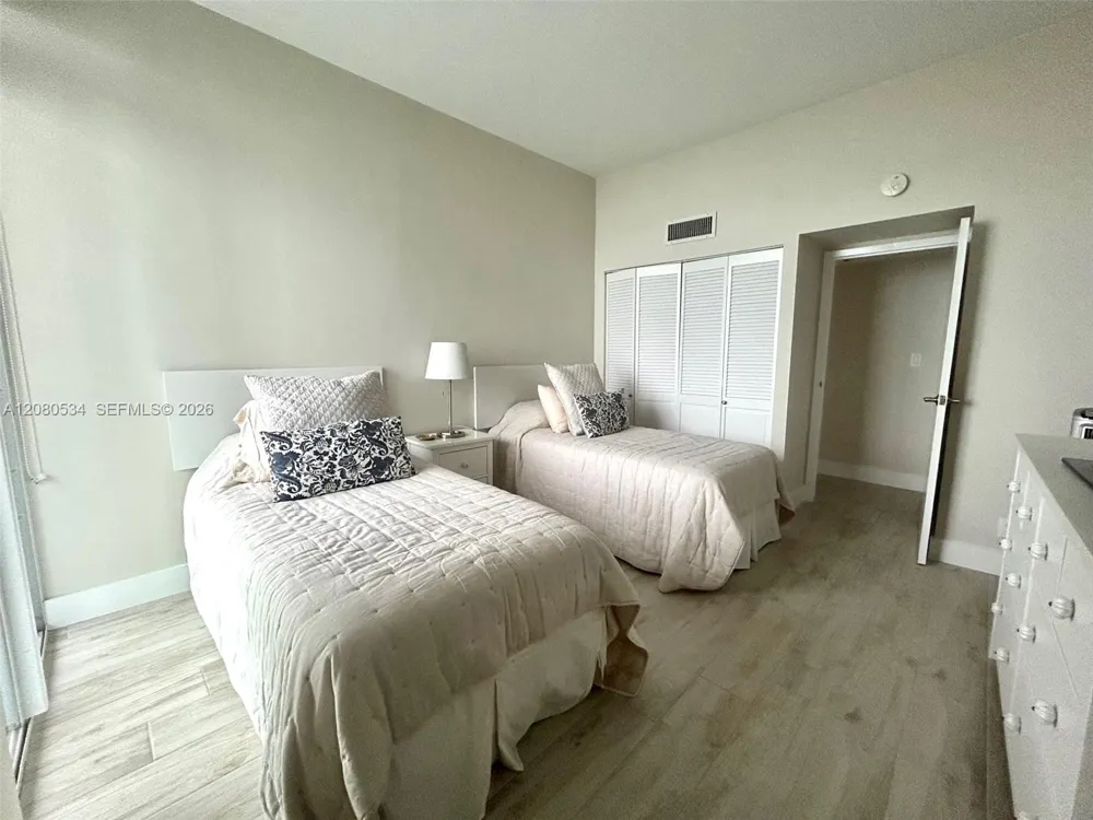 100 Bayview Dr #PH08 Sunny Isles Beach, FL 33160