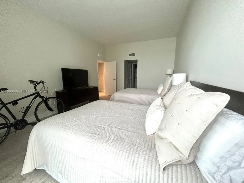 100 Bayview Dr #PH08 Sunny Isles Beach, FL 33160