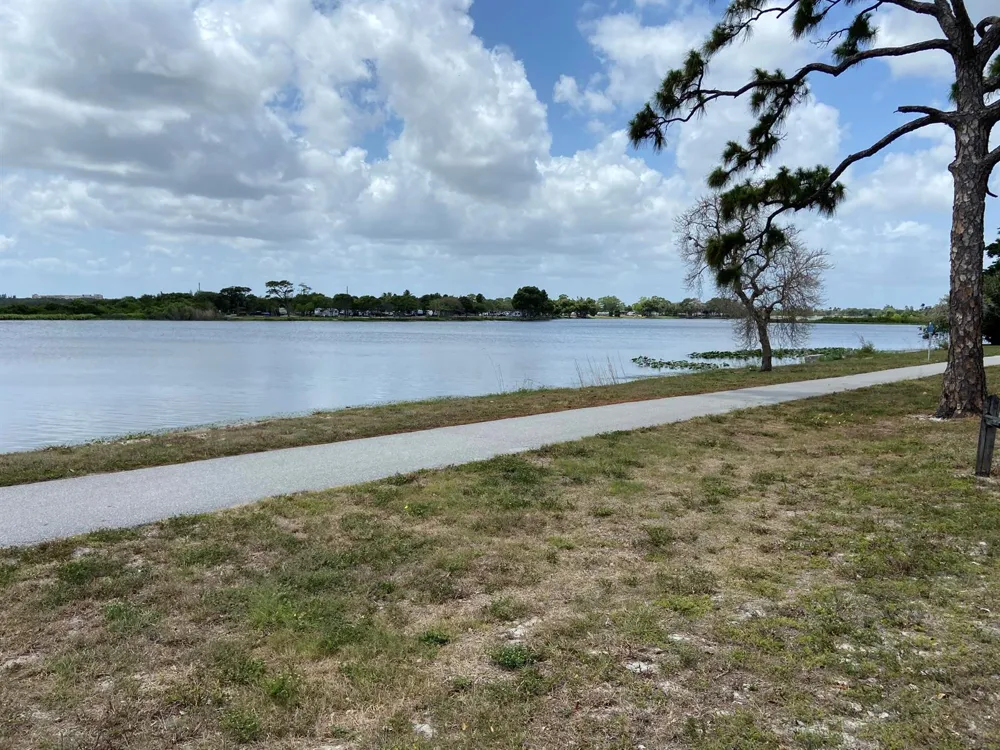 2840 Lake Osborne Drive #111 Lake Worth, FL 33461