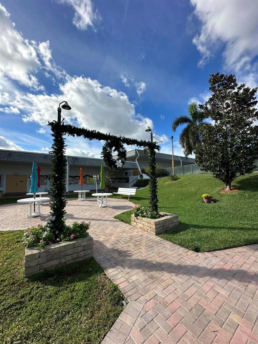2840 Lake Osborne Drive #111 Lake Worth, FL 33461