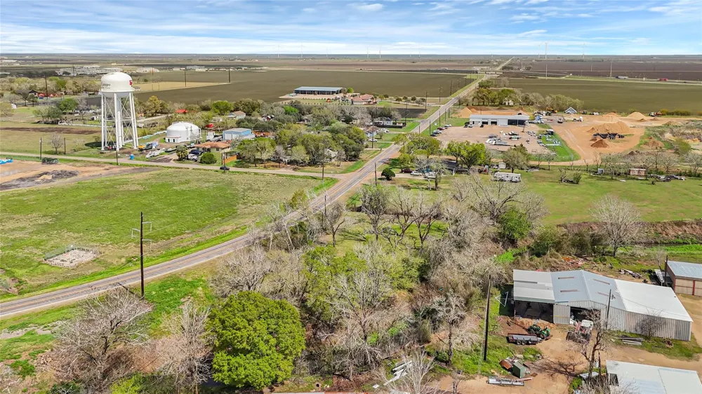 302 Blue Creek Road El Campo, TX 77437