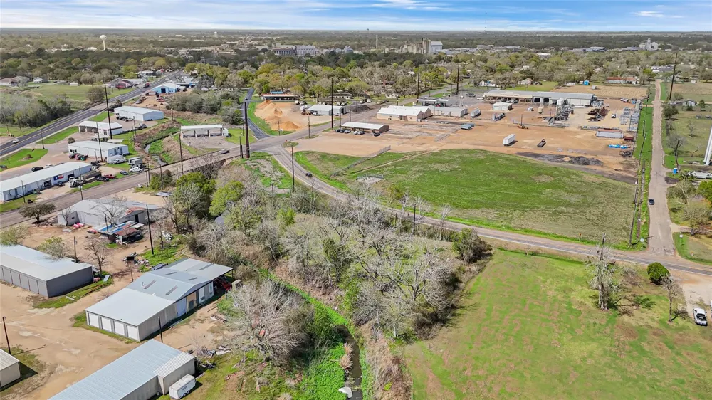 302 Blue Creek Road El Campo, TX 77437