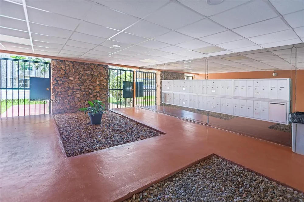 365 NE 125th St #216 North Miami, FL 33161