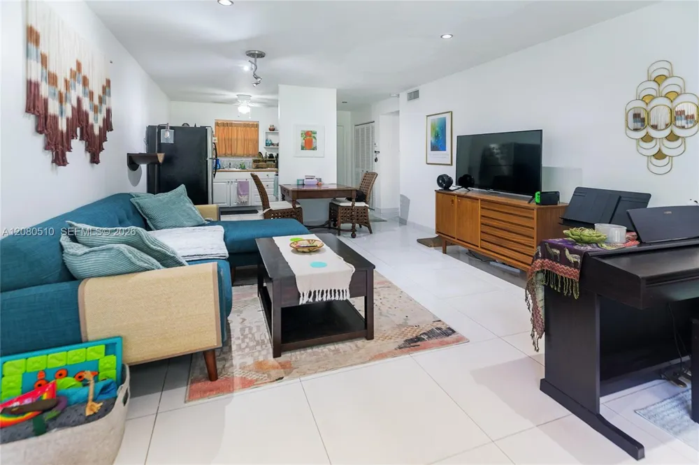 365 NE 125th St #216 North Miami, FL 33161