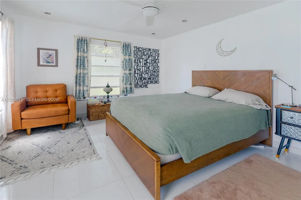 365 NE 125th St #216 North Miami, FL 33161