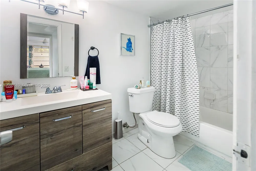 365 NE 125th St #216 North Miami, FL 33161