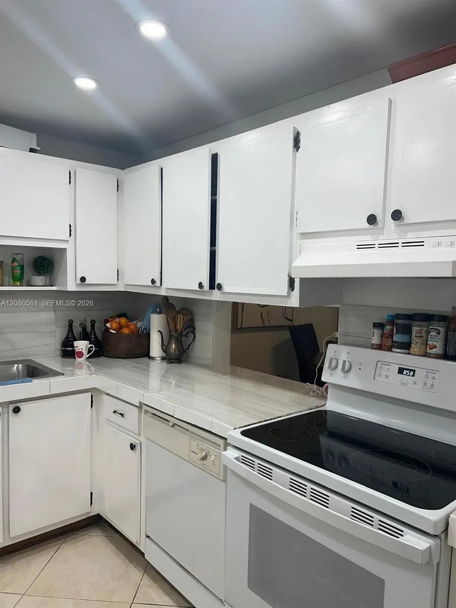 8764 SW 12th St #105 Miami, FL 33174