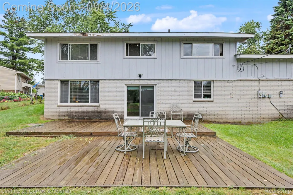 1869 Middle Trail Road Commerce Charter Township, MI 48390