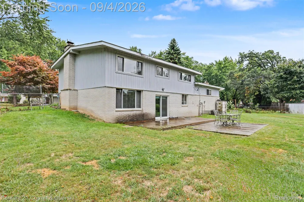 1869 Middle Trail Road Commerce Charter Township, MI 48390