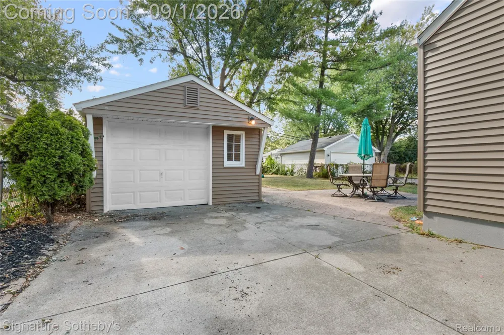 2219 Royal Avenue Berkley City, MI 48072