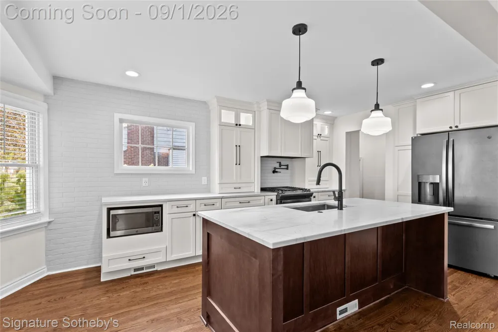 2219 Royal Avenue Berkley City, MI 48072