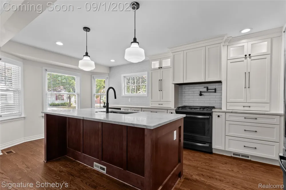 2219 Royal Avenue Berkley City, MI 48072