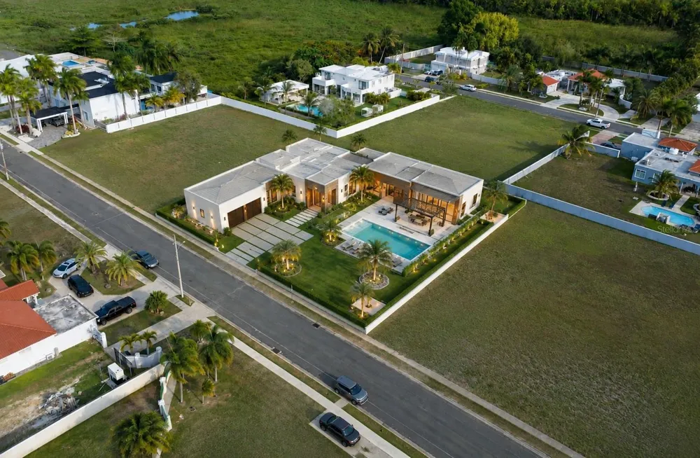 E-14 HACIENDA EL MOLINO PASEO SEVILLA Vega Alta, PR 00692