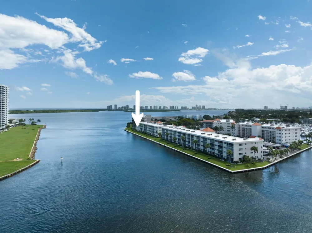 28 Yacht Club Drive #109 North Palm Beach, FL 33408