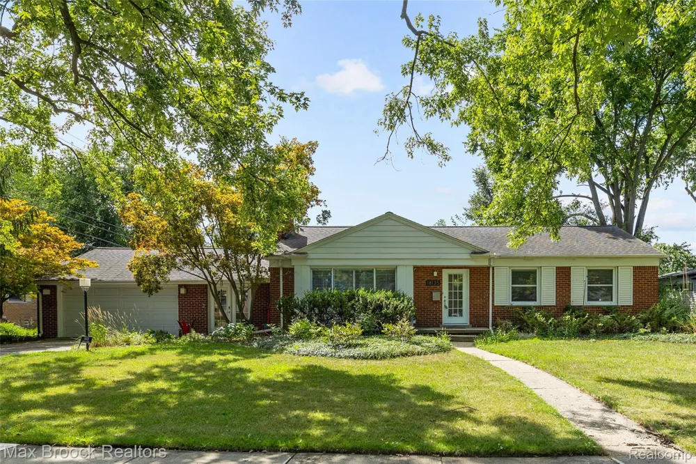 18135 Kinross Avenue Beverly Hills Village, MI 48025
