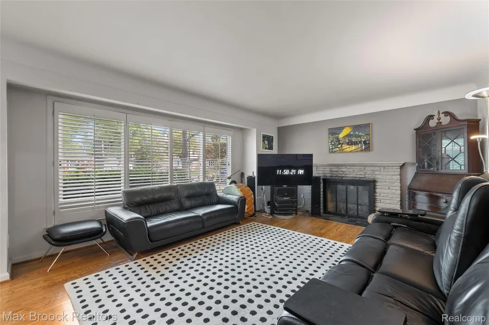18135 Kinross Avenue Beverly Hills Village, MI 48025