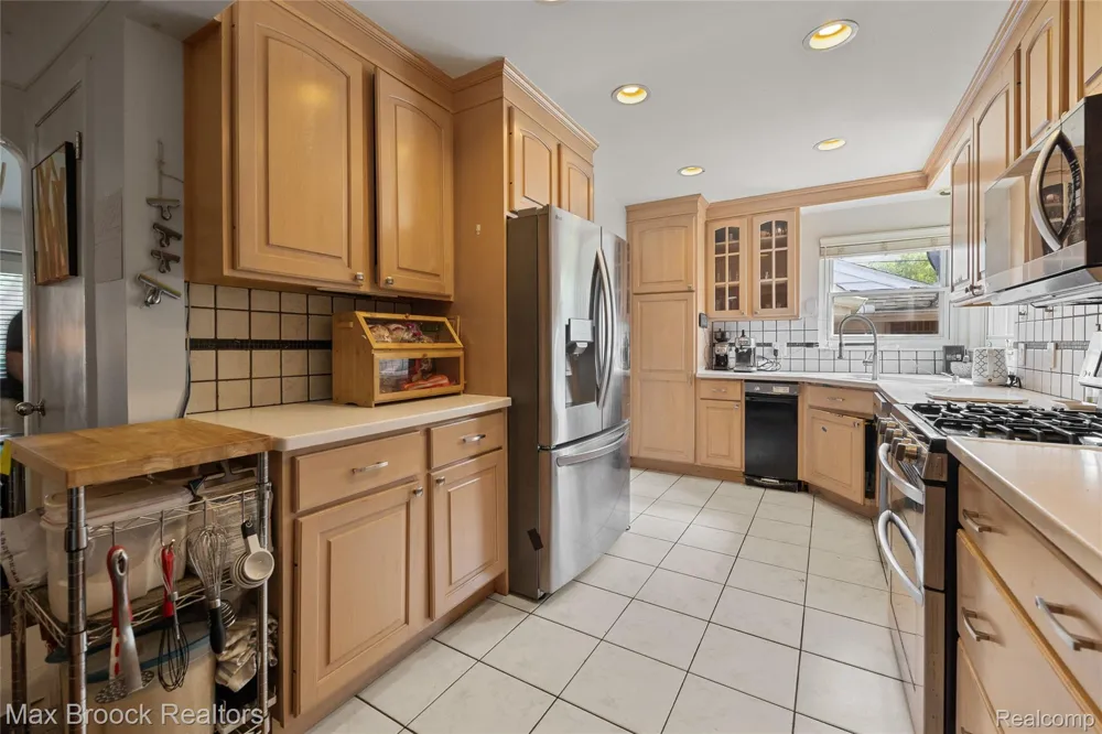 18135 Kinross Avenue Beverly Hills Village, MI 48025