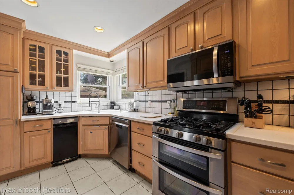 18135 Kinross Avenue Beverly Hills Village, MI 48025