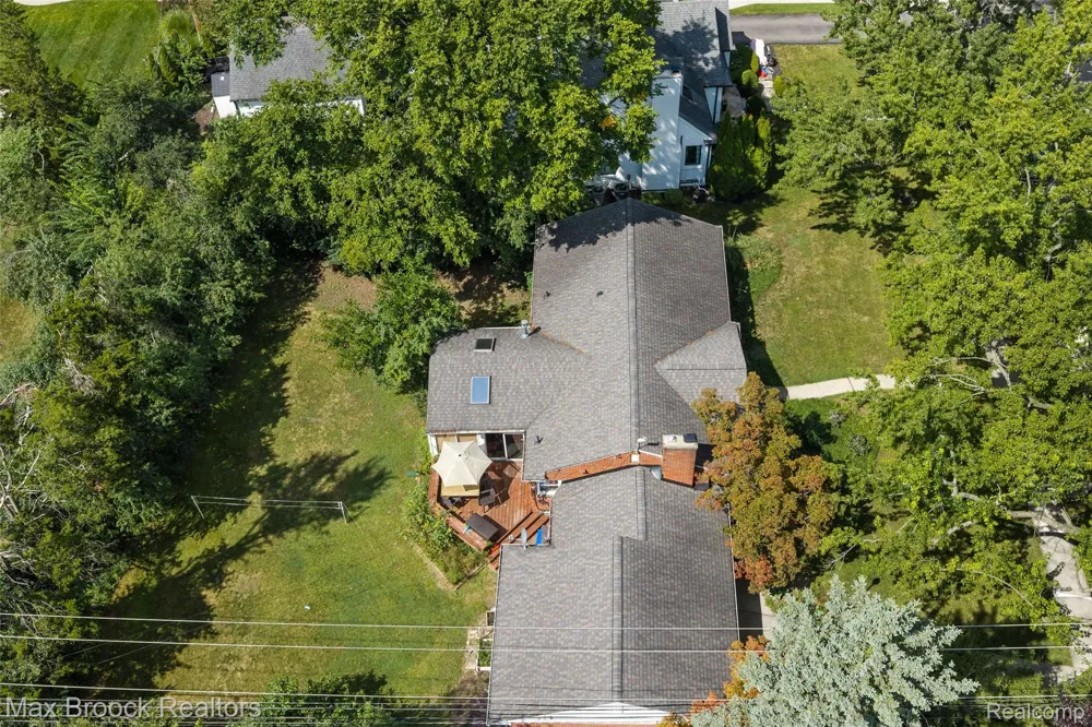 18135 Kinross Avenue Beverly Hills Village, MI 48025