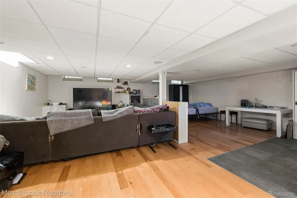 18135 Kinross Avenue Beverly Hills Village, MI 48025