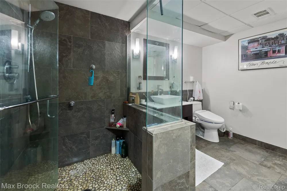 18135 Kinross Avenue Beverly Hills Village, MI 48025