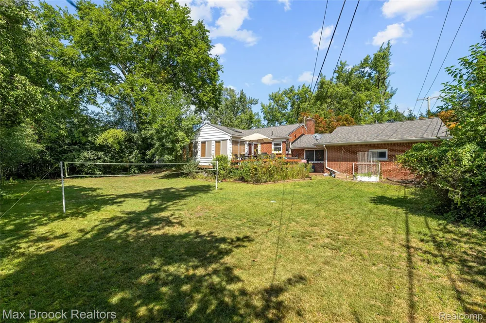 18135 Kinross Avenue Beverly Hills Village, MI 48025
