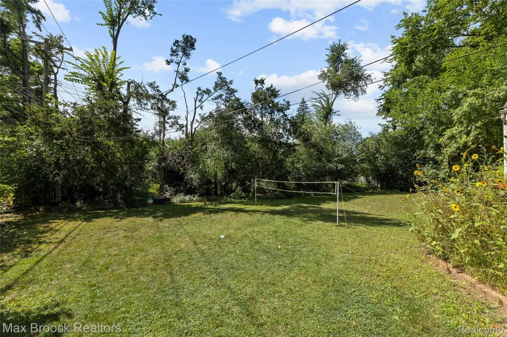 18135 Kinross Avenue Beverly Hills Village, MI 48025