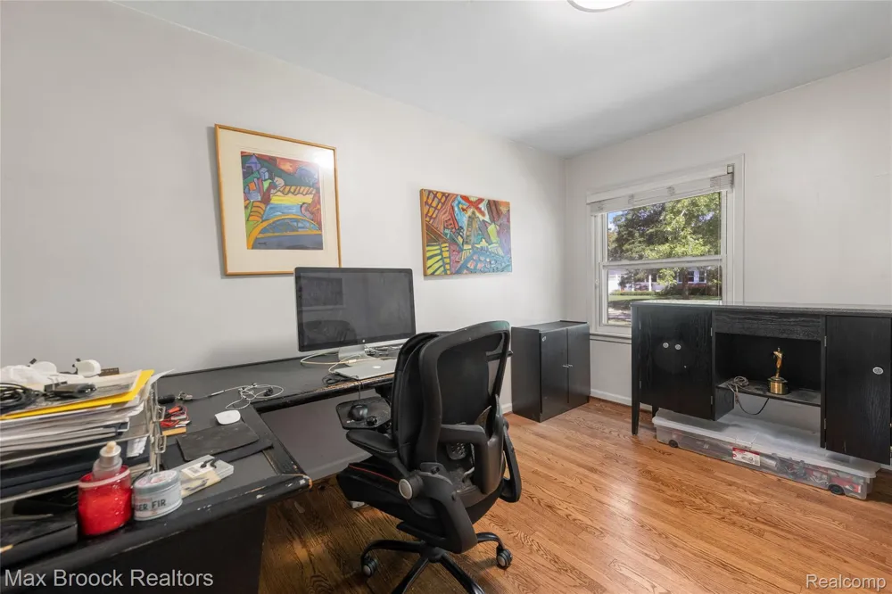 18135 Kinross Avenue Beverly Hills Village, MI 48025