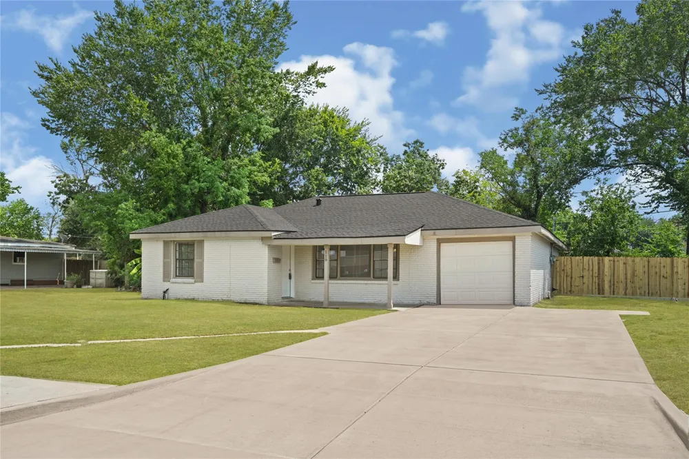 119 West Avenue Pasadena, TX 77502