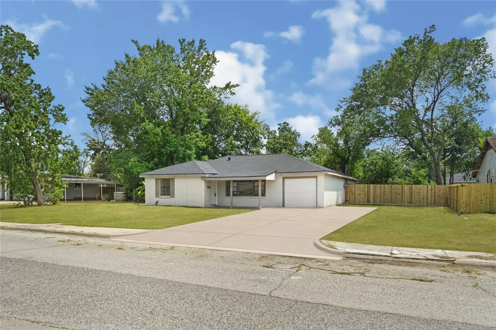119 West Avenue Pasadena, TX 77502