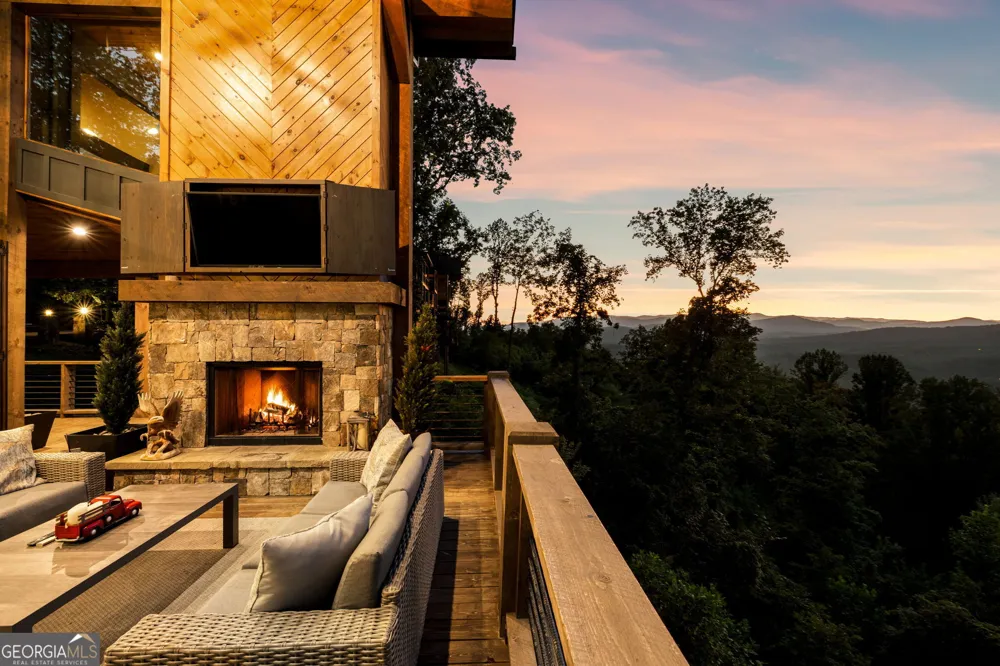 684 Overlook DR Blue Ridge, GA 30513