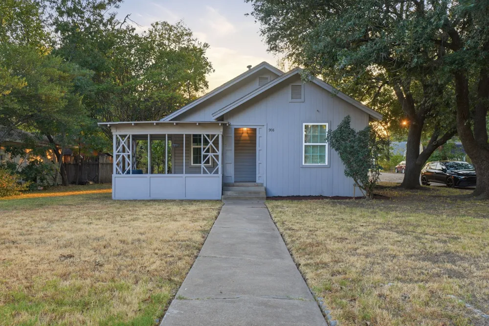 908 Forrest Avenue Cleburne, TX 76033