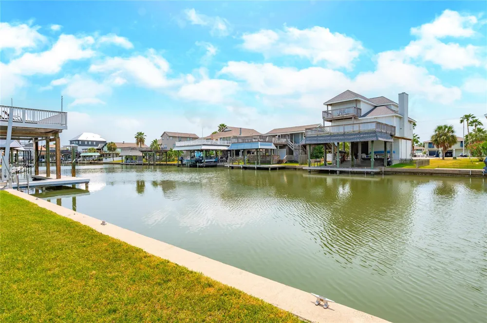 Coral Way Tiki Island, TX 77554