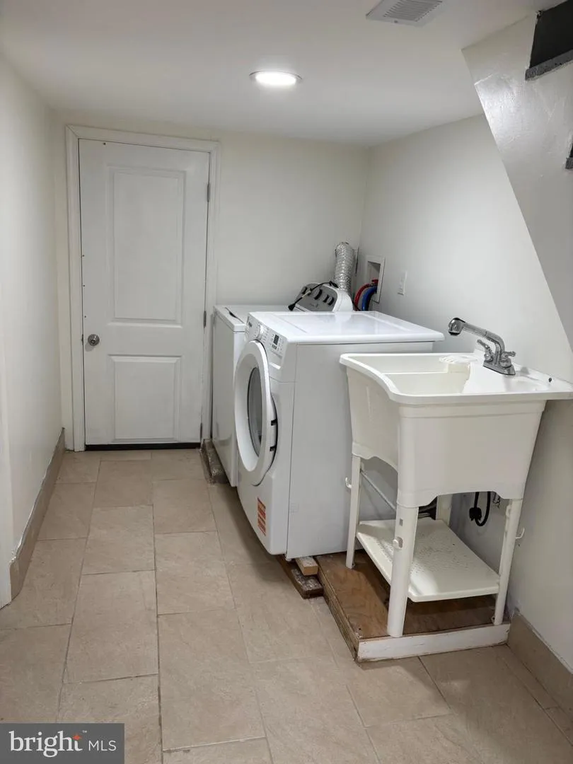 9526 DUNGAN ROAD Philadelphia, PA 19115