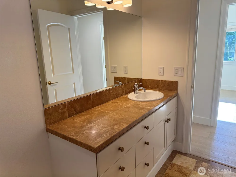 360 Knechtel Way NE #207 Bainbridge Island, WA 98110