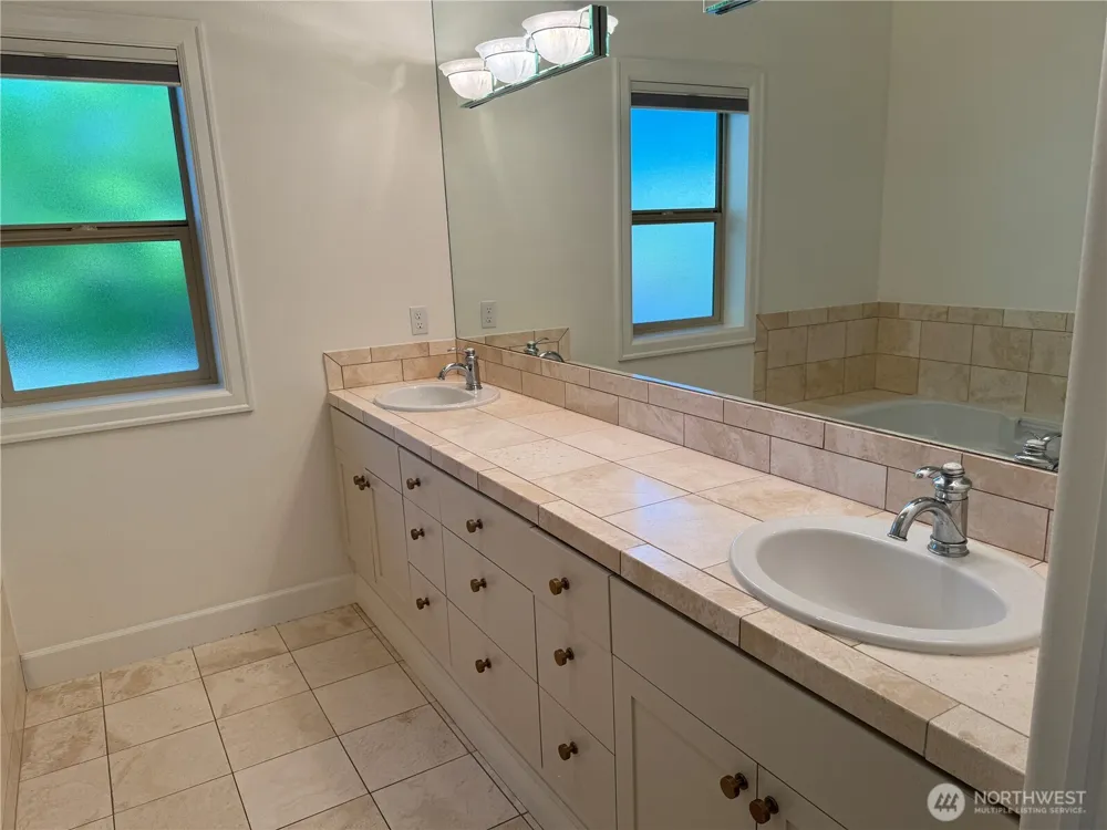 360 Knechtel Way NE #207 Bainbridge Island, WA 98110