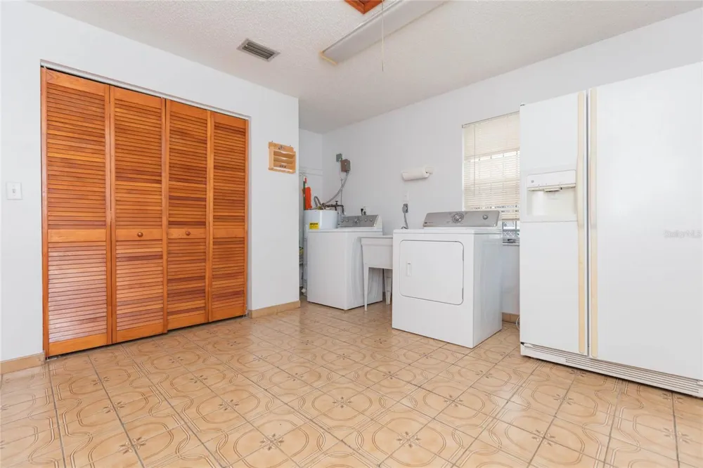 6611 CLARK AVENUE Tampa, FL 33614