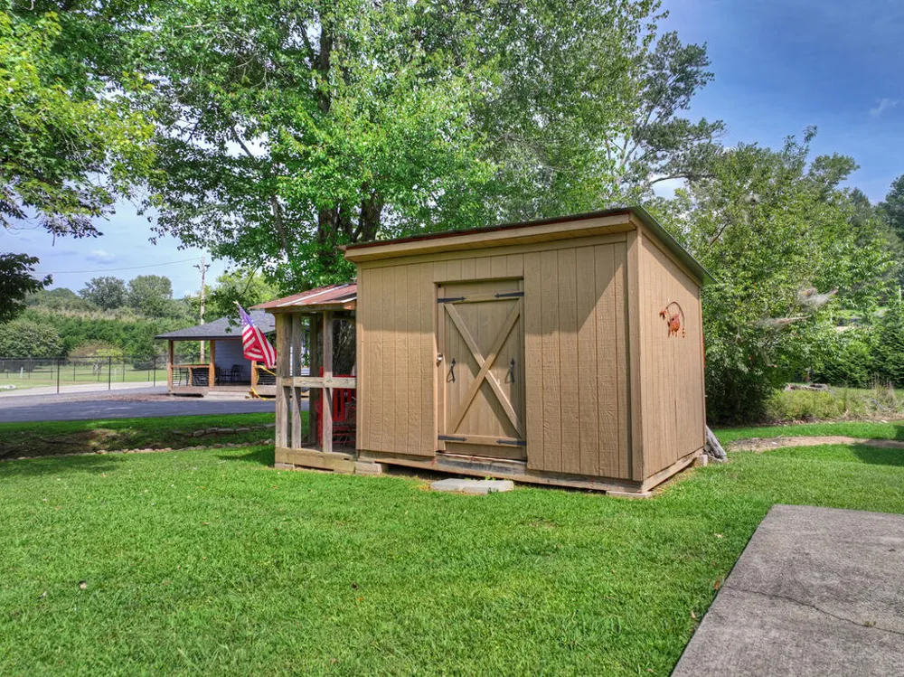 285 E Tennessee Avenue McCaysville, GA 30555