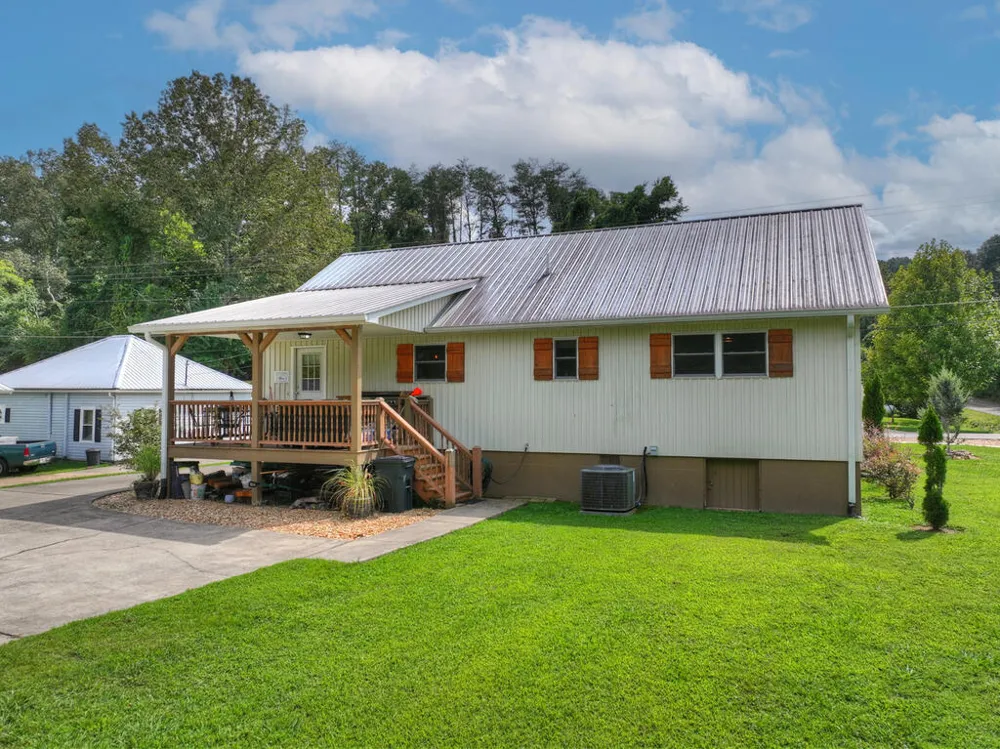 285 E Tennessee Avenue McCaysville, GA 30555