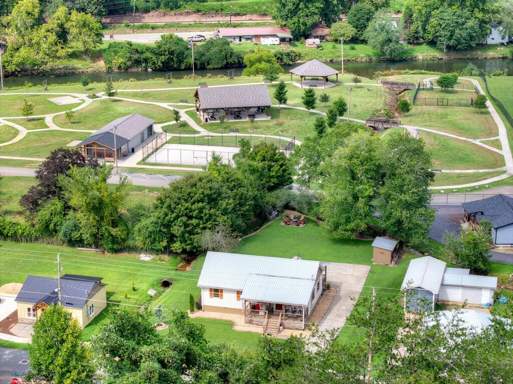 285 E Tennessee Avenue McCaysville, GA 30555