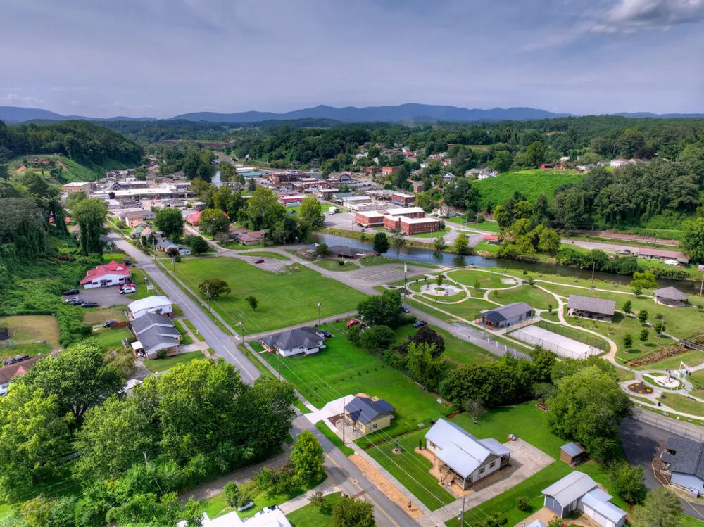 285 E Tennessee Avenue McCaysville, GA 30555