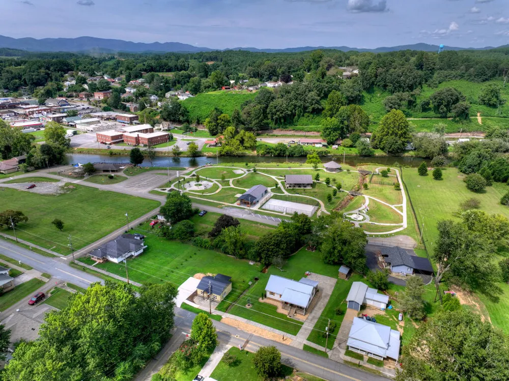 285 E Tennessee Avenue McCaysville, GA 30555