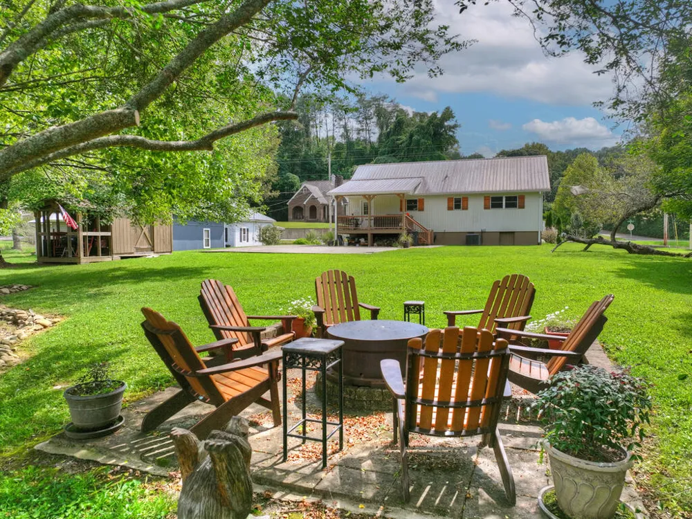 285 E Tennessee Avenue McCaysville, GA 30555
