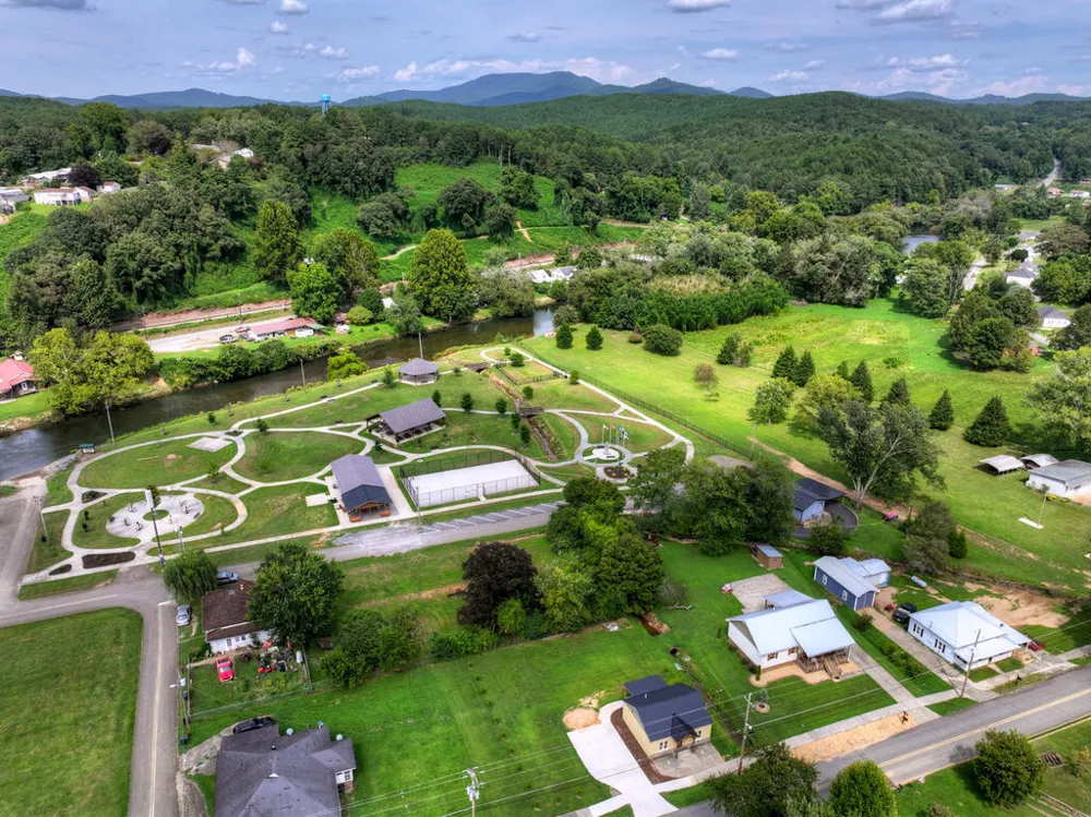 285 E Tennessee Avenue McCaysville, GA 30555