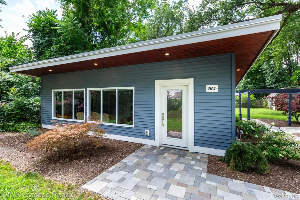 1560 Sable Street Commerce Charter Township, MI 48382