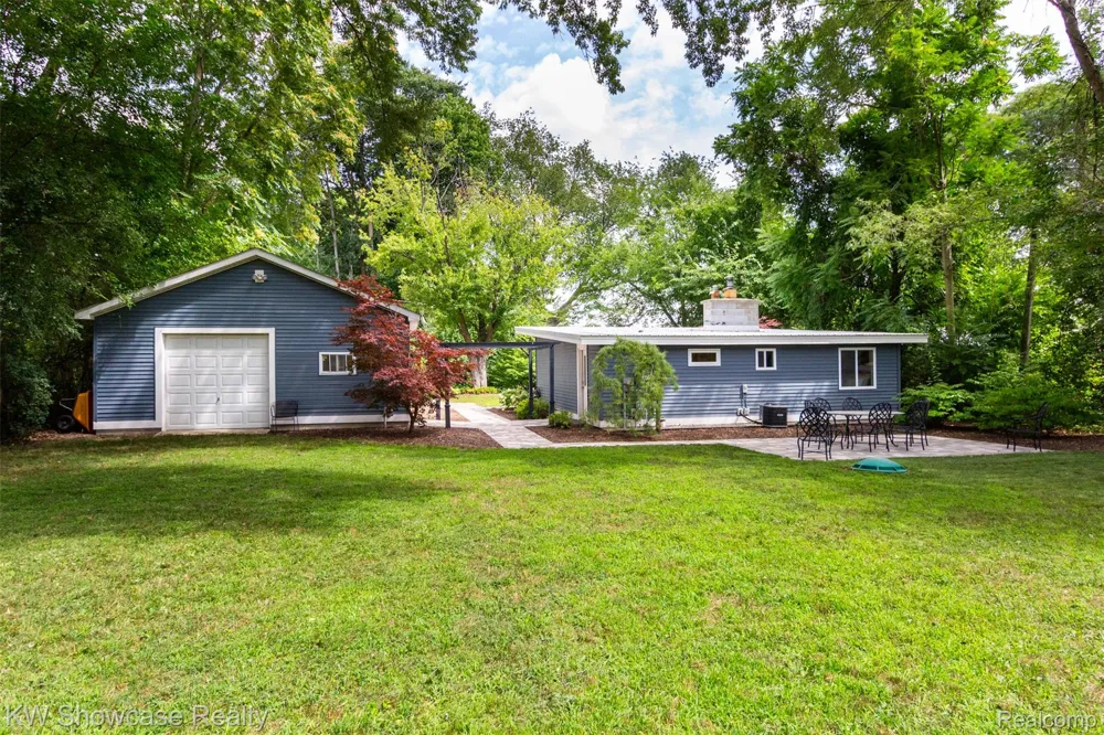 1560 Sable Street Commerce Charter Township, MI 48382