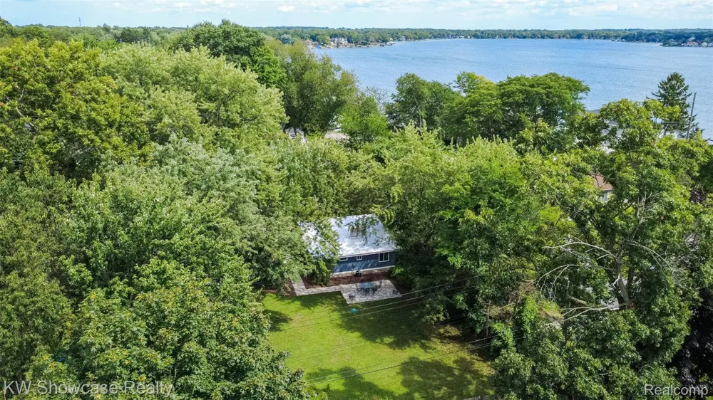 1560 Sable Street Commerce Charter Township, MI 48382